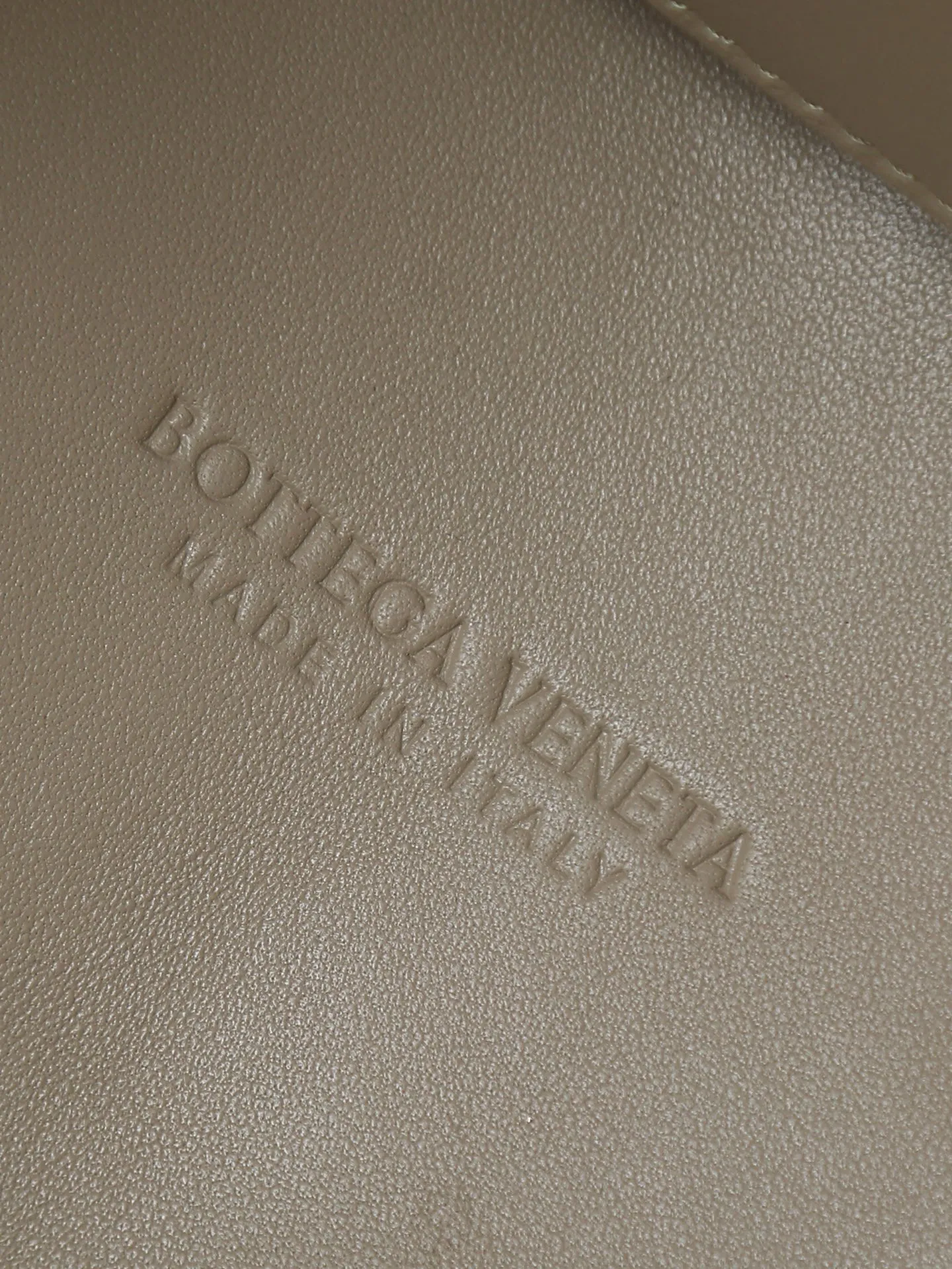 1300. Andiamo is shipping‼ ️Really popular🔥The new Andiamo woven handbag launched by Bottega Veneta this season is really popular all over the world! ! Celebrities at home and abroad have worn it, and Oscar-winning actress Michelle Yeoh has taken it out on the street. Song Jia, Trai Yala, Yu Feihong, Sanji Ayaka, Rosie Hunting-Whiteley, Yoshioka Riho, etc. have all worn this bag. It is classic and versatile and shows off your temperament, and the bag capacity is also large, which is very convenient for daily commuting! ! A variety of carrying methods, the shoulder straps can be adjusted by yourself, the original lambskin feels soft and delicate, and the unisex style breaks the gender boundaries and brings a more practical and long-lasting use experience. Andiamo, which has both elegant and casual styles, perfectly interprets the true appearance of "fashionable old money style". Style number: 766014 Size: 25*22*10.5cm